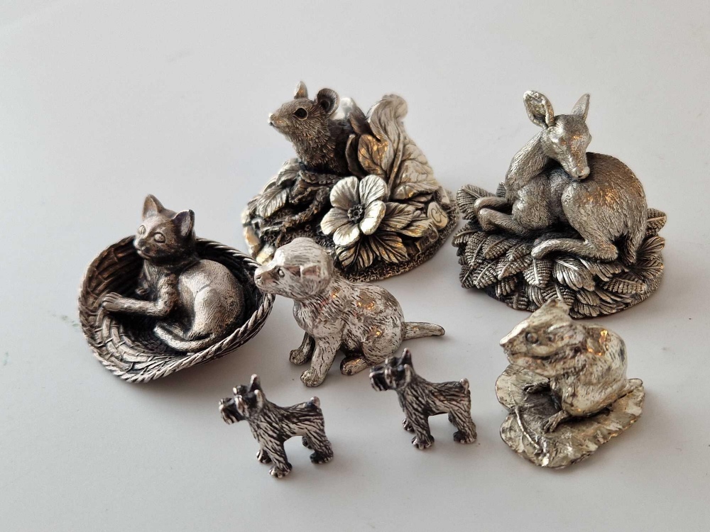 Silver mounted group of a mouse amongst foliage. 2 in high, baby deer and other white metal animals - Image 2 of 2