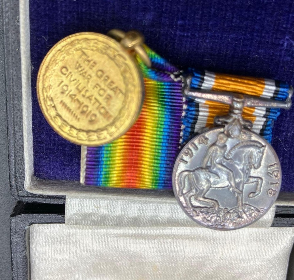 A pair of miniature medals in box from Baldwin & Son - Image 2 of 2