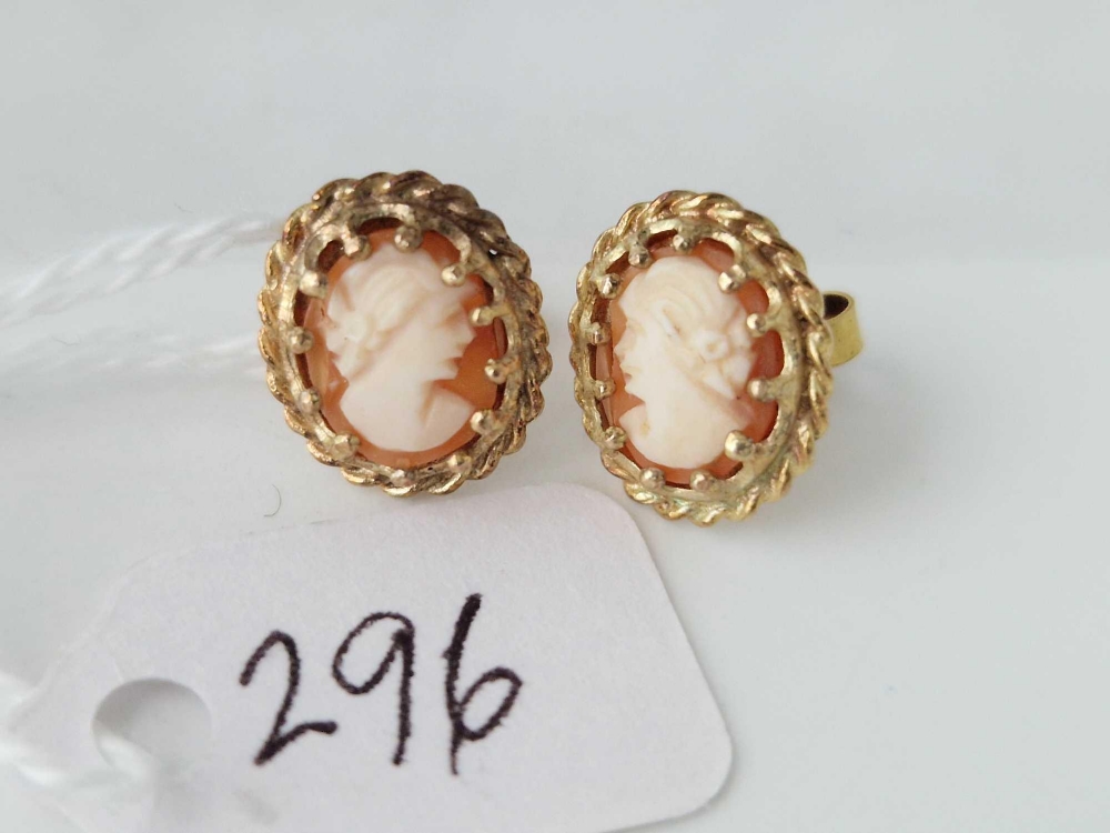 A pair of cameo earrings 9ct 2.2 gms