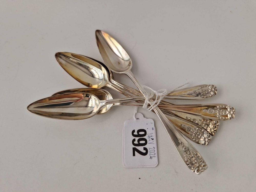 A set of six grapefruit spoons with decorated ends, London 1924, 91 g.