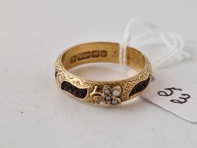 A VICTORIAN MEMORIAL RING INSCRIBED DEAR MAMAS HAIR 1898 15CT GOLD SIZE R BOXED