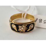 A ANTIQUE ENAMEL AND PEARL MOURNING RING 18CT GOLD SIZE L