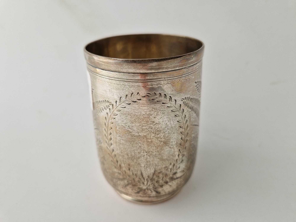 An Exeter Victorian mug engraved with ferns, vacant cartouche, 4" high, 1876 by JW & Co, 165g - Image 2 of 3