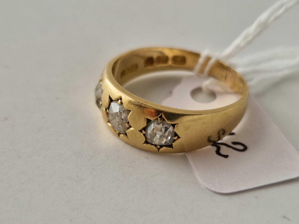 A THREE STONE DIAMOND RING 18CT GOLD SIZE Q 5.2 GMS - Image 2 of 3