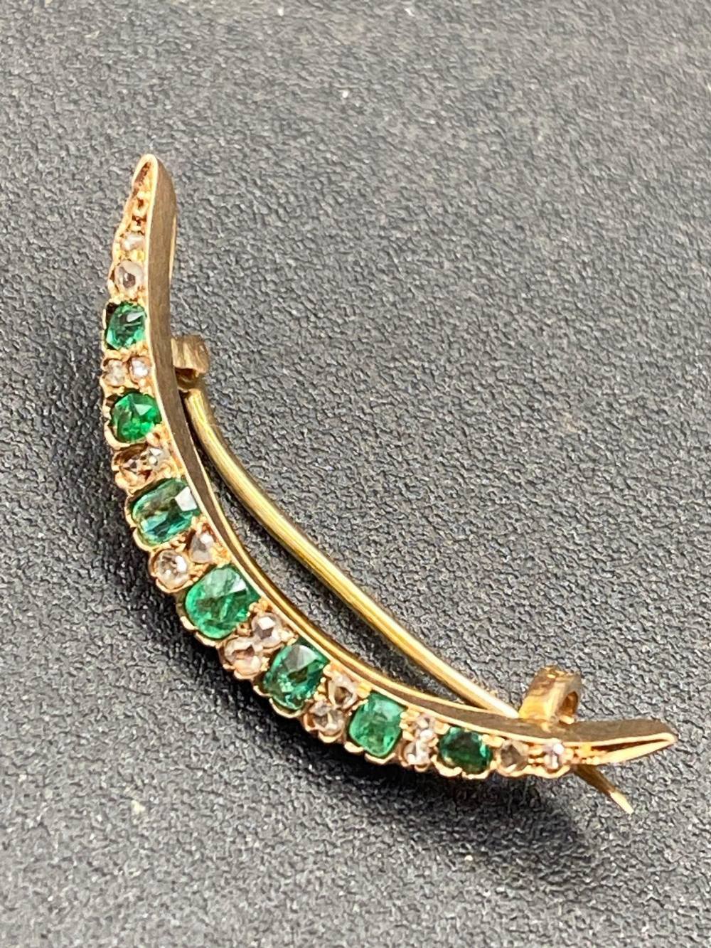 A FINE VICTORIAN COLUMBIAN EMERALD AND DIAMOND CRESCENT BROOCH IN 14 CT GOLD - Image 2 of 3