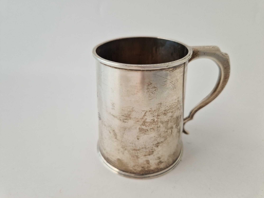 Christening mug of Georgian design with crest. 3.5 in high. London 1935 By J C V. 175gms - Image 3 of 3