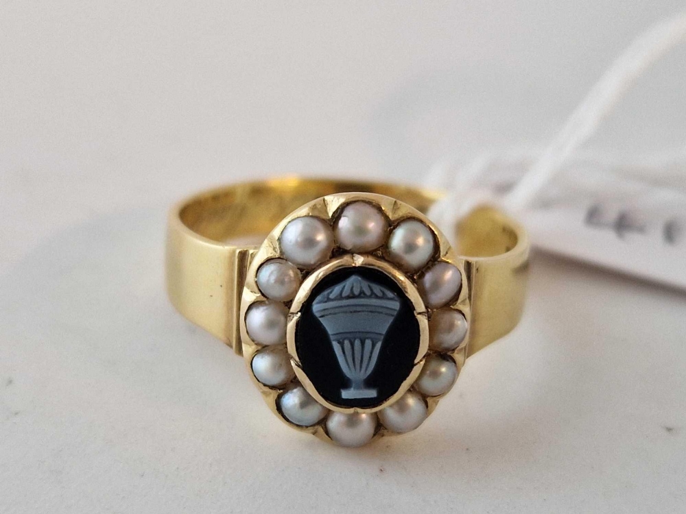 A VICTORIAN MOURNING RING 18CT GOLD WITH A CENTRAL HARD STONE URN CAMEO SURROUNDED BY PEARLS - Image 2 of 4