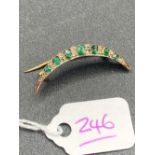 A FINE VICTORIAN COLUMBIAN EMERALD AND DIAMOND CRESCENT BROOCH IN 14 CT GOLD