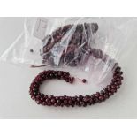 A garnet bead necklace AF
