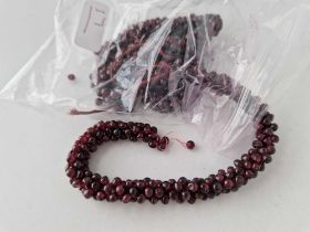 A garnet bead necklace AF