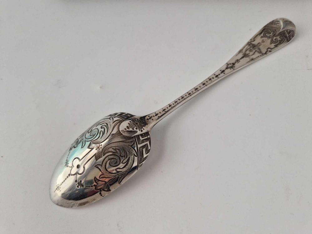 A boxed Victorian spoon engraved with scrolls, London 1970 by GA - Bild 2 aus 3