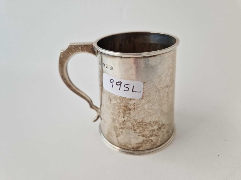 Christening mug of Georgian design with crest. 3.5 in high. London 1935 By J C V. 175gms