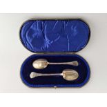 A good boxed pair of dog nose spoons with rat tail bowls, Sheffield 1909 by JR, 123 g