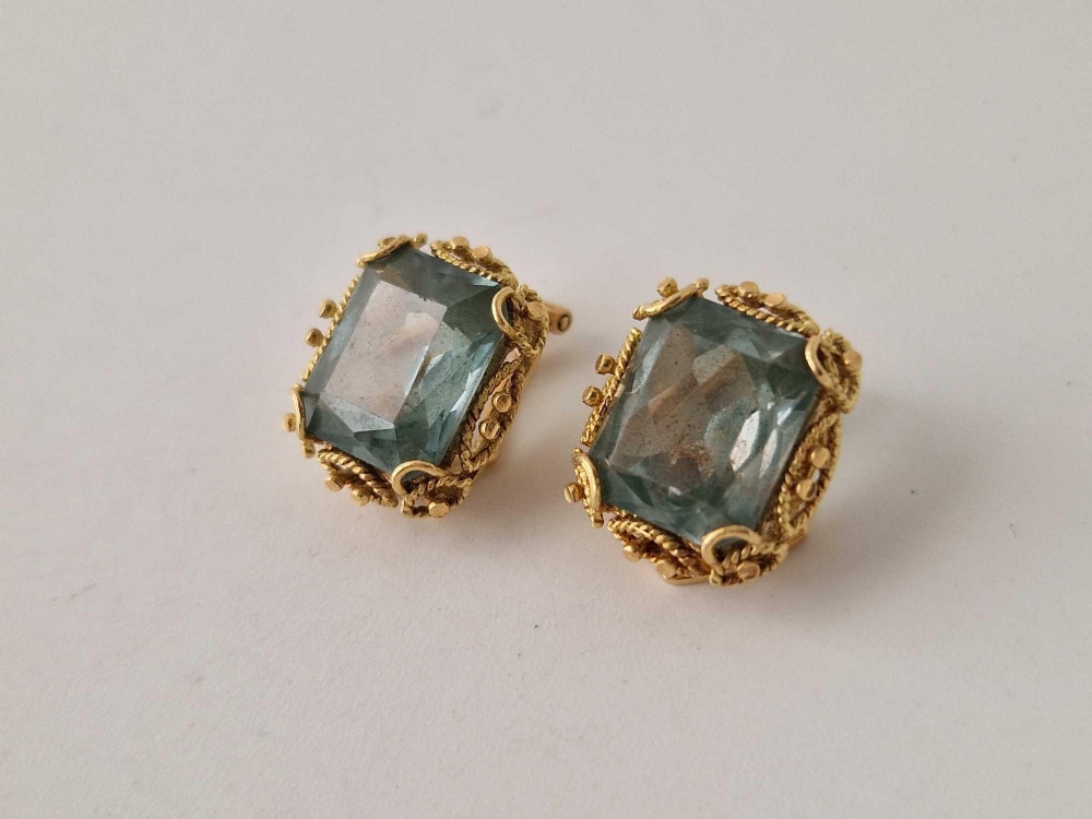 A pair of emerald earrings set in gold 7.7 gms Clip On - Image 2 of 3