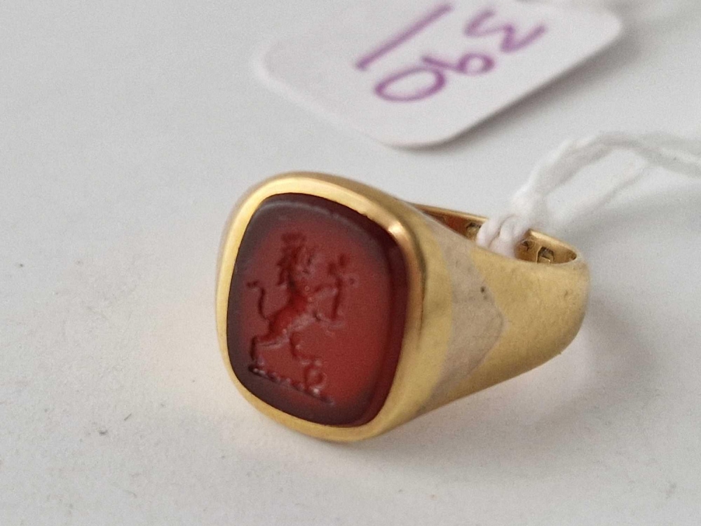 A SIGNET RING 18CT GOLD WITH CREST INTAGLIO SIZE H 5 GMS