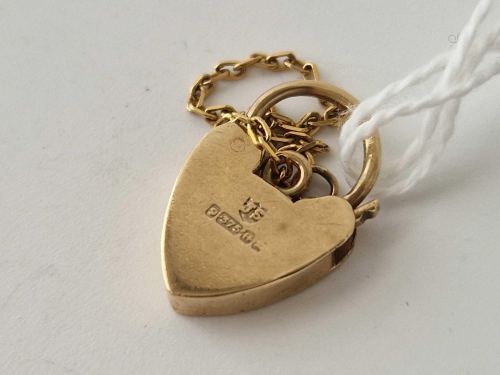A heart padlock with safety chain 9ct 1.7 gms - Image 2 of 2