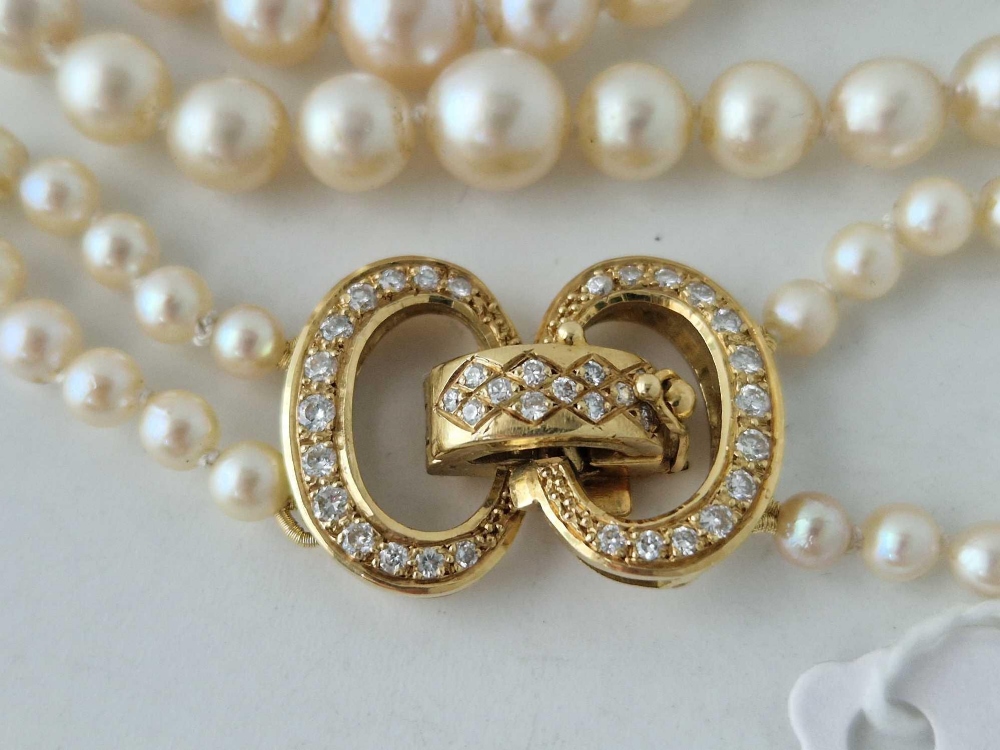 A GOOD TWO STRAND PEARL NECKLACE WITH 18CT GOLD DIAMOND CLASP APPROX 8 GMS 20 INCH