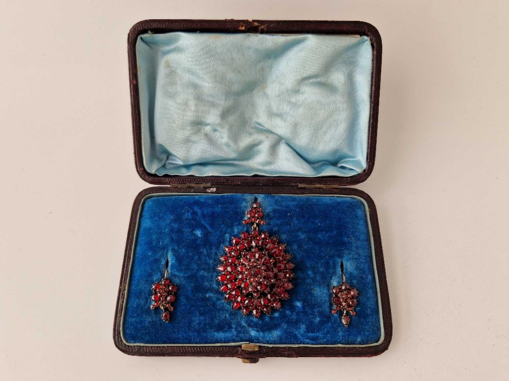 A ANTIQUE GARNET BROOCH AND EARRING SET BOXED