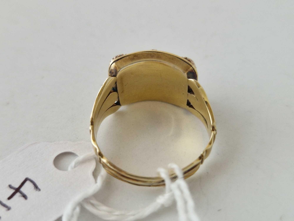 A VICTORIAN GOLD CARVED MEMORIAL RING WITH A RECTANGULAR TOP WITH BLACK ENAMEL SET WITH PEARLS AND - Image 3 of 3