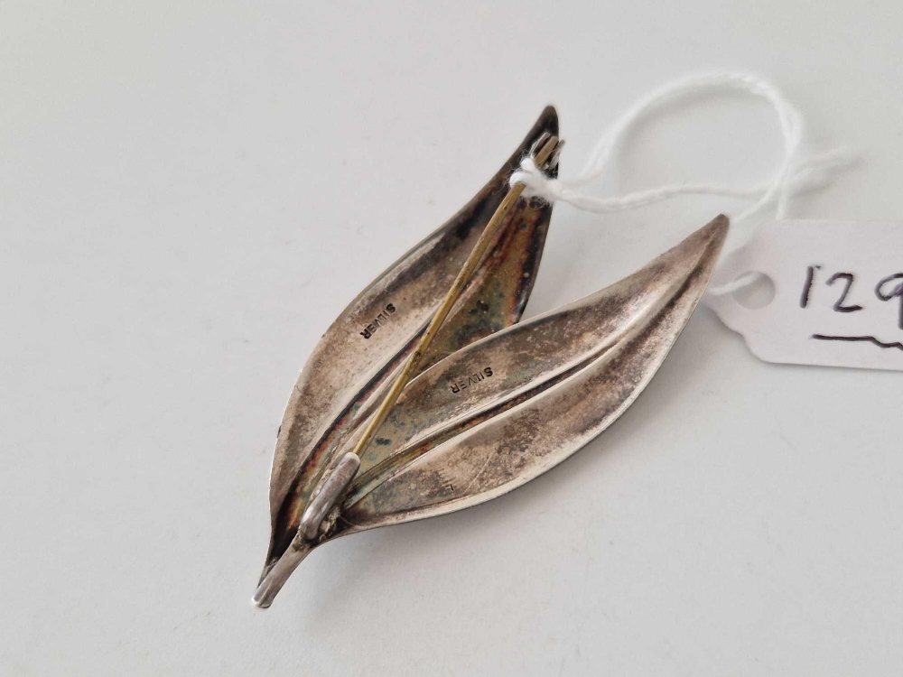 A 1950s silver leaf brooch - Image 2 of 2