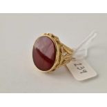 A large vintage carnelian stone ring 9ct size R 11.9 gms