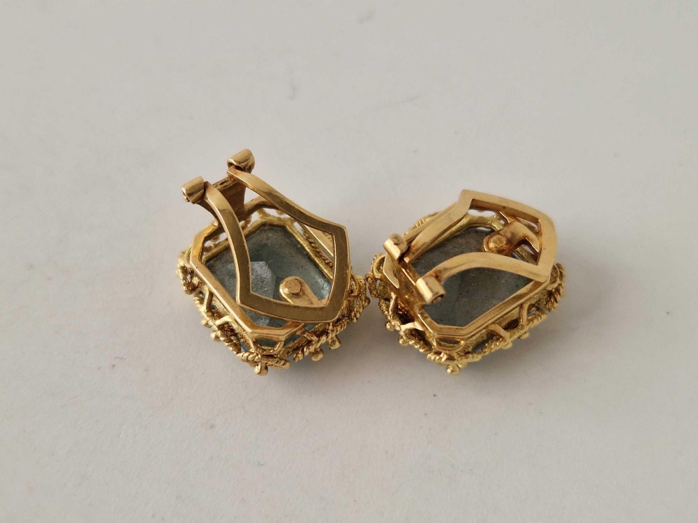 A pair of emerald earrings set in gold 7.7 gms Clip On - Image 3 of 3