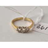 A THREE STONE DIAMOND RING 18CT GOLD SIZE P 2.9 GMS