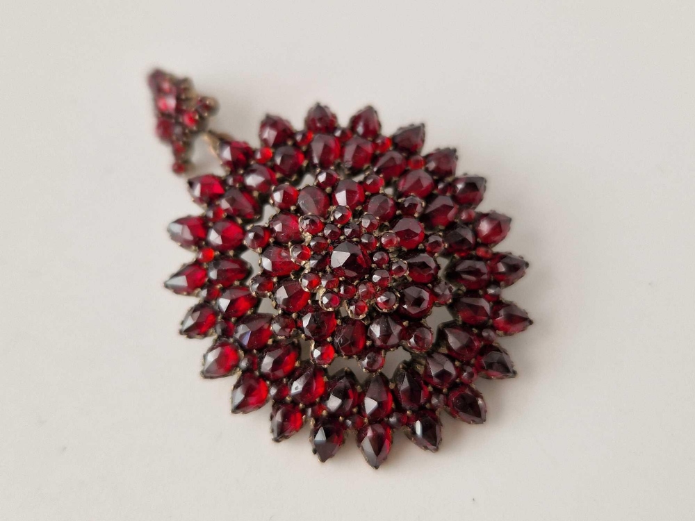 A ANTIQUE GARNET BROOCH AND EARRING SET BOXED - Image 3 of 5