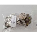 A bag of assorted silver brooches 40 gms