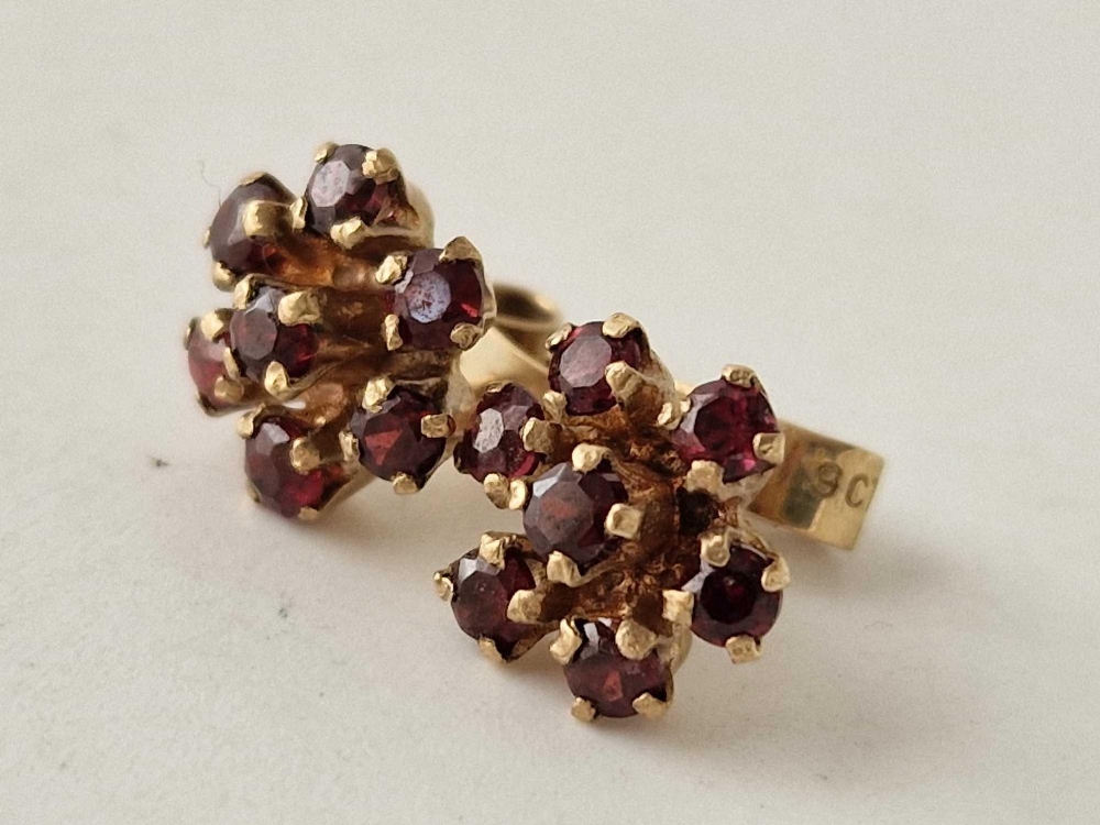 A pair of vintage garnet set cluster flower earrings 9ct - Bild 2 aus 3