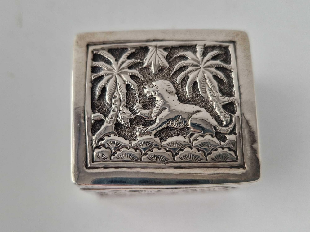 An Indian box chased with foliage and animals, 1.5 inches square, 41 g - Bild 2 aus 4