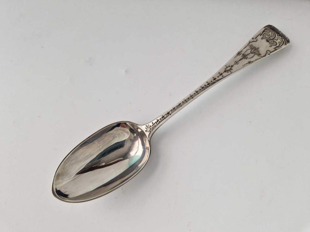 A boxed Victorian spoon engraved with scrolls, London 1970 by GA - Bild 3 aus 3