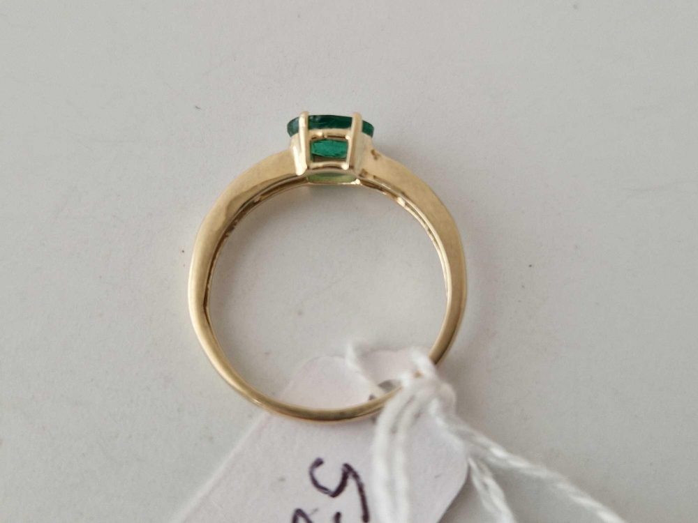 A Emerald single stone ring with emerald set shoulders 9ct size P 2 gms - Image 3 of 3