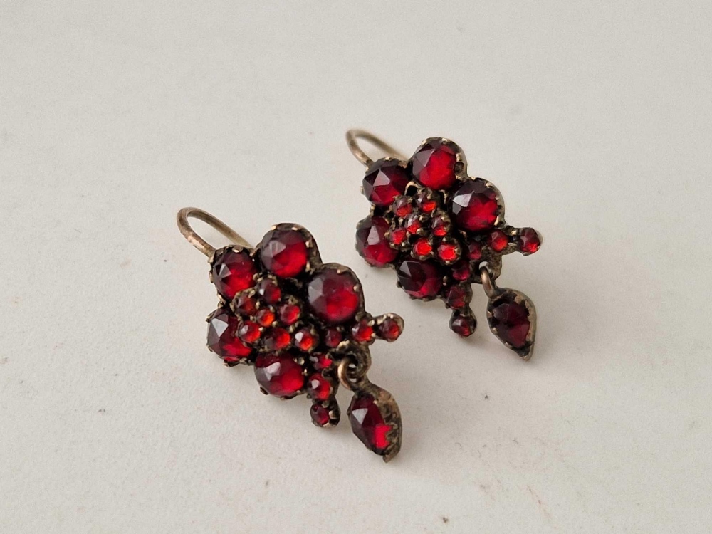 A ANTIQUE GARNET BROOCH AND EARRING SET BOXED - Image 2 of 5