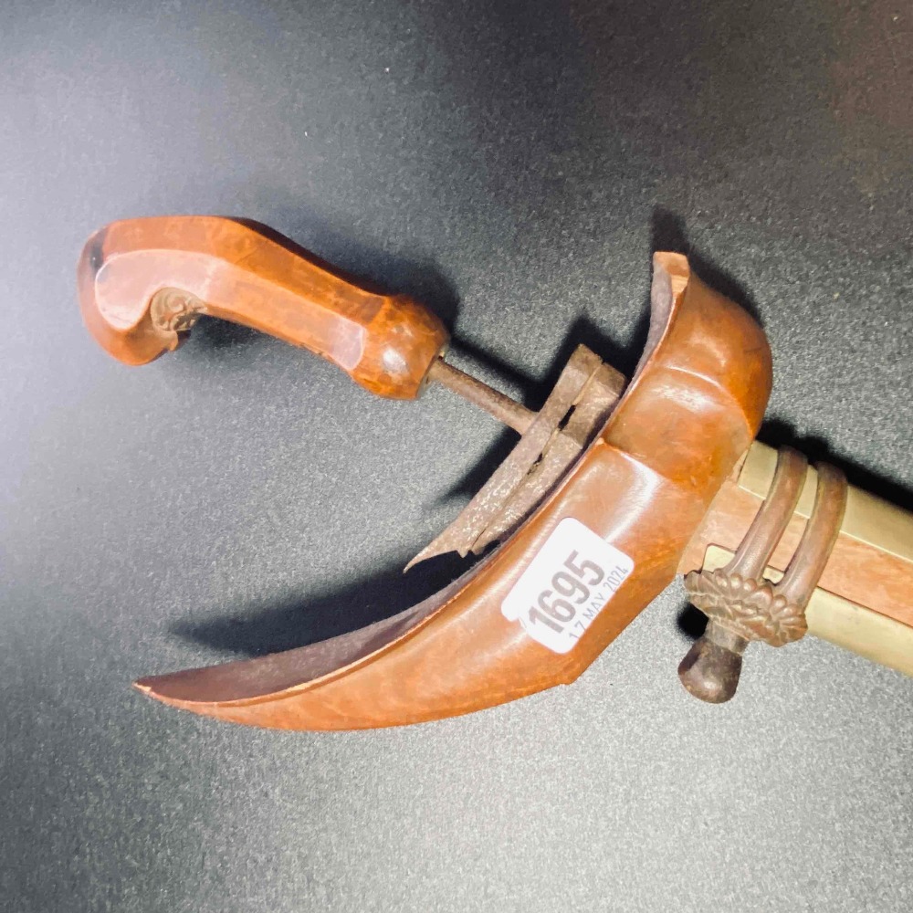 Wooden handled dagger with wavy blade - Bild 2 aus 3