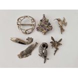 Seven silver brooches 66 gms