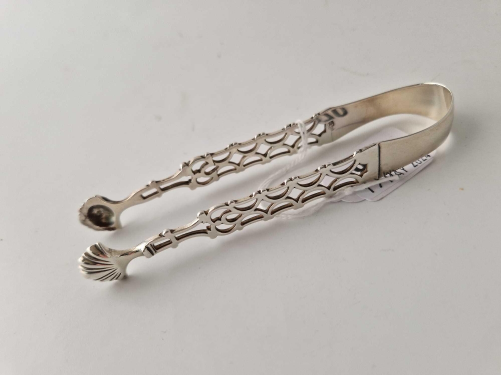 A pair of Gerogian sugar tongs with pierced decoration by TW, 37g - Bild 2 aus 2