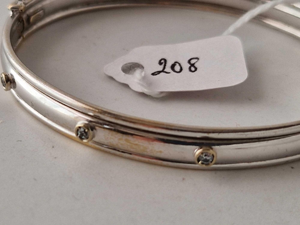 A WHITE GOLD WHITE STONE BANGLE 9CT 10 GMS - Image 2 of 2