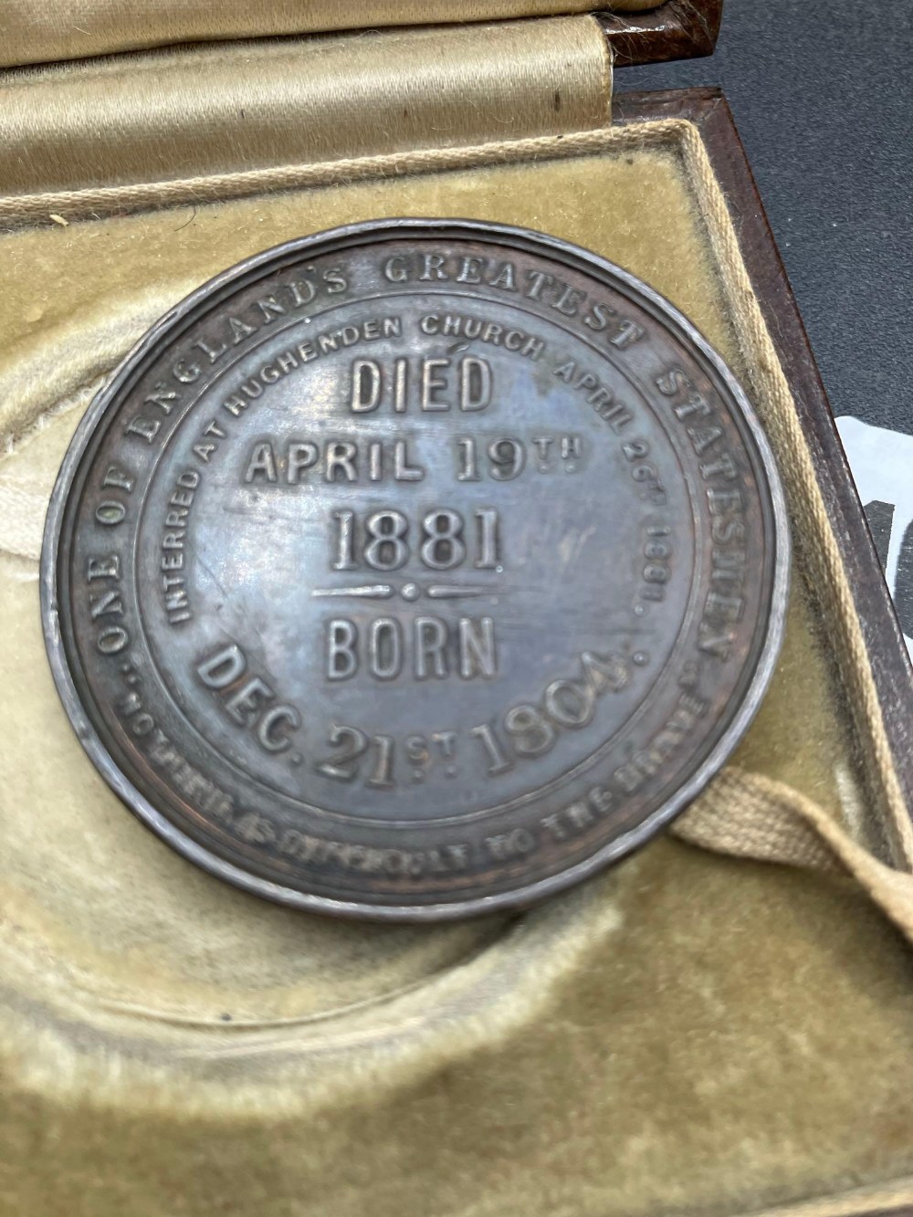 A boxed Bronze medal relating to the Earl of Beaconsfield - Image 2 of 2