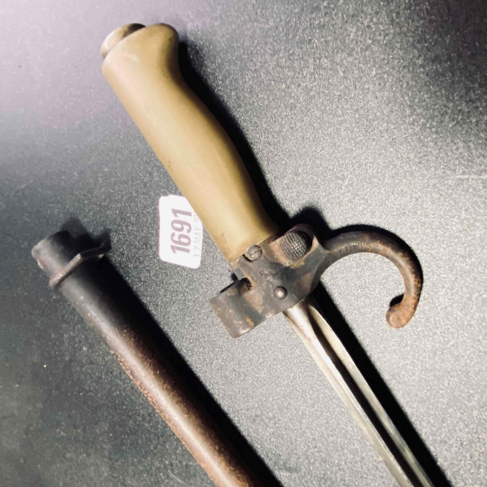 Bayonet in scabbard - Bild 2 aus 2