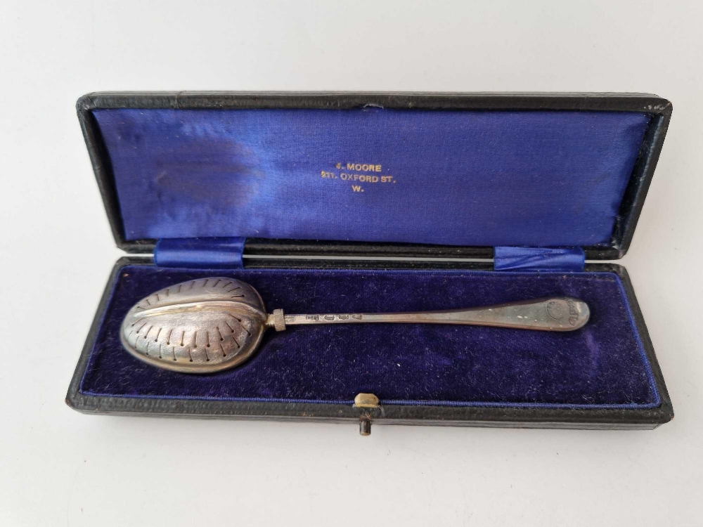 Tea infuser with gilt interior, boxed. London 1892 By C G