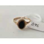 A onyx signet ring 9ct size O 1.3 gms