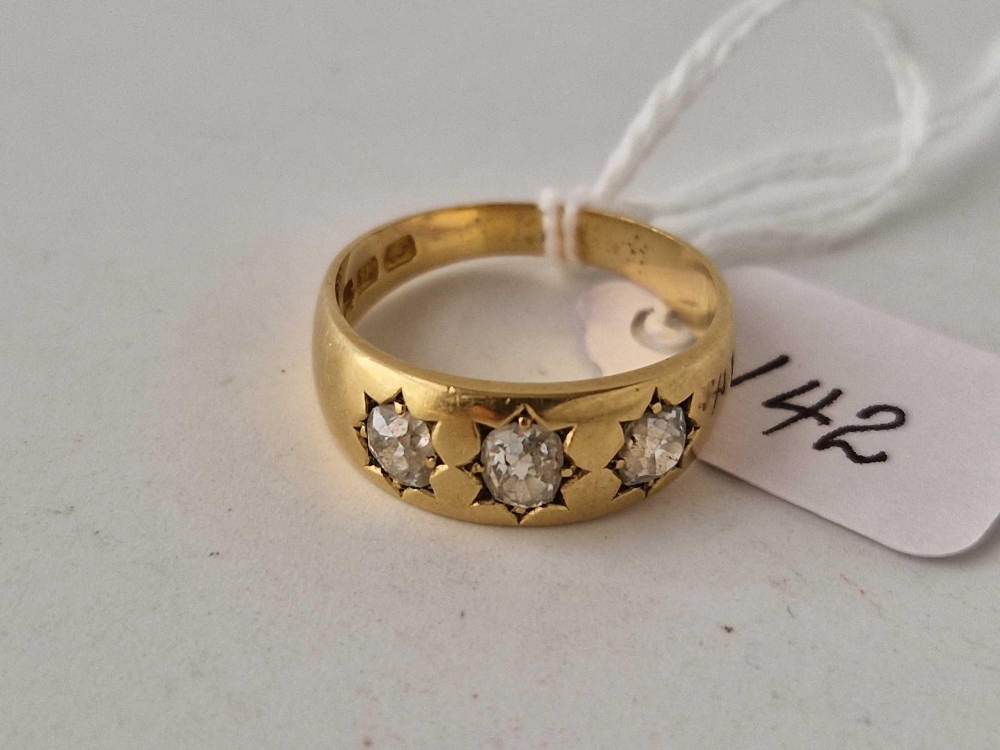 A THREE STONE DIAMOND RING 18CT GOLD SIZE Q 5.2 GMS