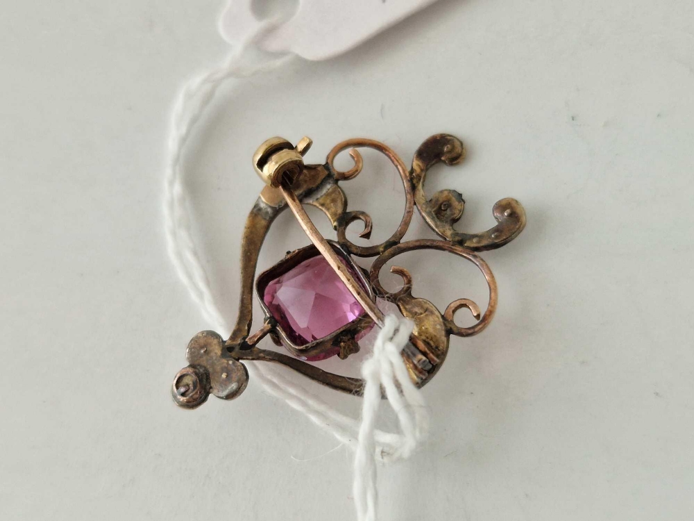 A Edwardian art nouveau gold brooch set with a pink central stone and half pearls 9ct - Bild 2 aus 2