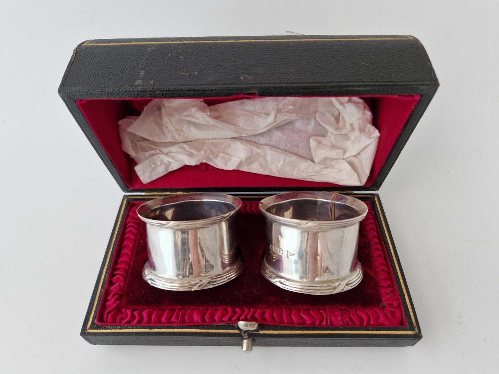 Pair of boxed plain napkin rings . Sheffield 1909 By W & H. 47gms