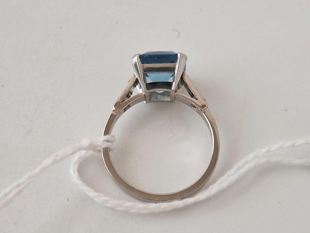 A AQUAMARINE AND DIAMOND RING SET IN PLATINUM SIZE M 4.8 GMS BOXED THE AQUAMARINE 3.3 CARATS - Image 4 of 5