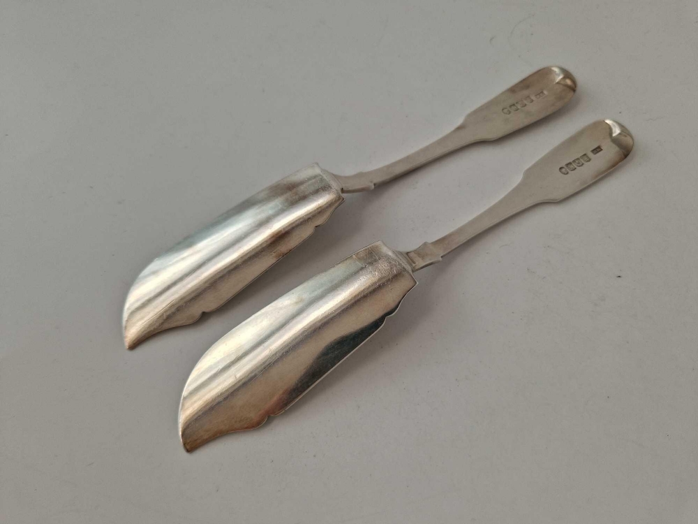 A pair of plain fiddle pattern Scottish butter knives, Edinburgh 1842 by RK, 91 g - Image 2 of 2