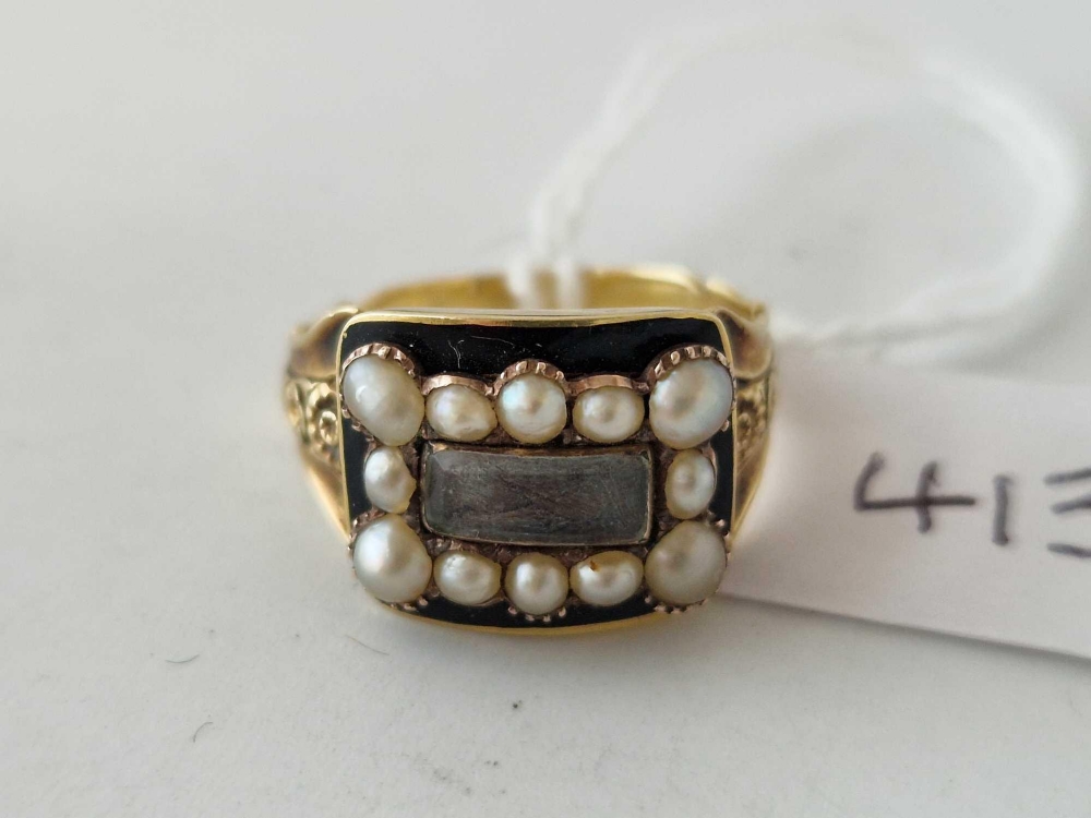 A VICTORIAN GOLD CARVED MEMORIAL RING WITH A RECTANGULAR TOP WITH BLACK ENAMEL SET WITH PEARLS AND