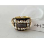 A VICTORIAN GOLD CARVED MEMORIAL RING WITH A RECTANGULAR TOP WITH BLACK ENAMEL SET WITH PEARLS AND