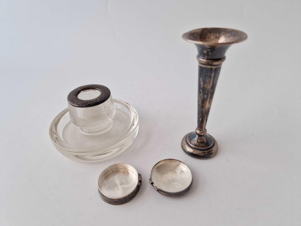 A vase, pill box and a match holder - Image 2 of 2